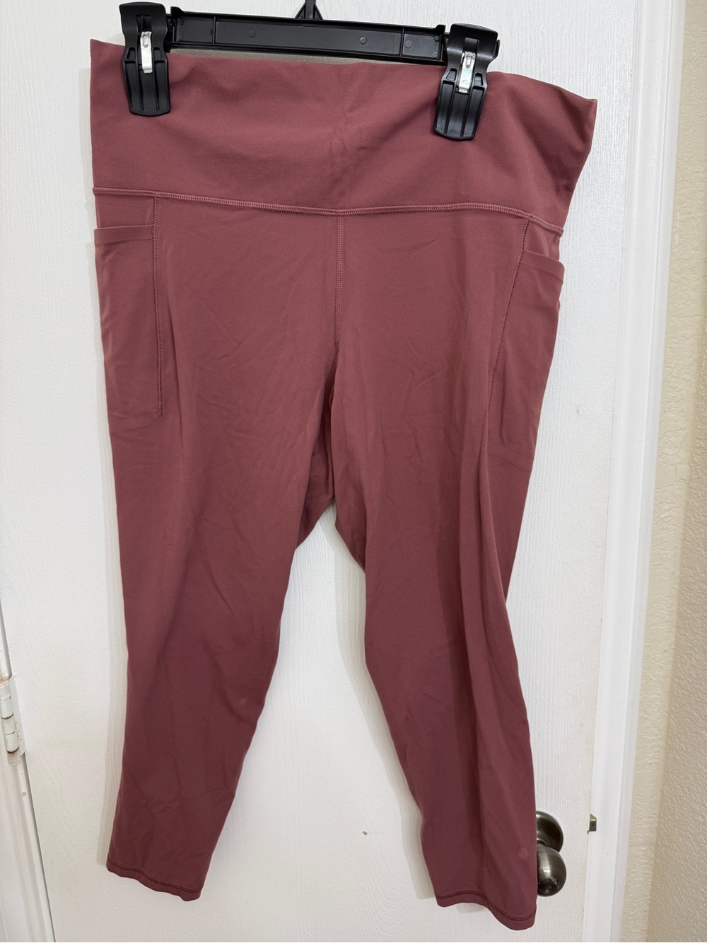 Athleta Salutation Stash Pockets 7/8 Rosewood Leggings